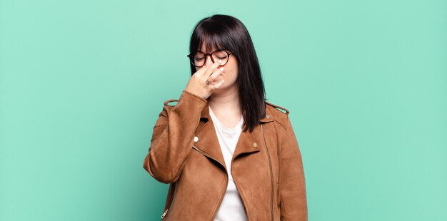 プラスサイズのきれいな女性は嫌悪感を感じ、悪臭や不快な悪臭を避けるために鼻を保持します