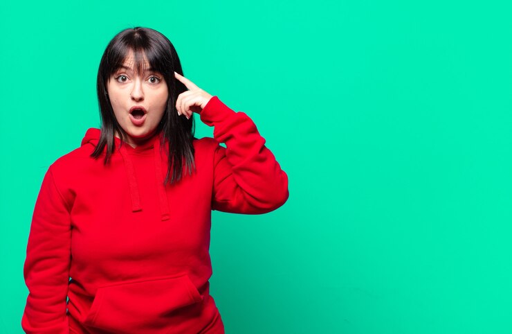 Photo プラスサイズのかわいい女性が驚いて、口を開けて、ショックを受けて、新しい考え、アイデア、コンセプトを実現しているように見える