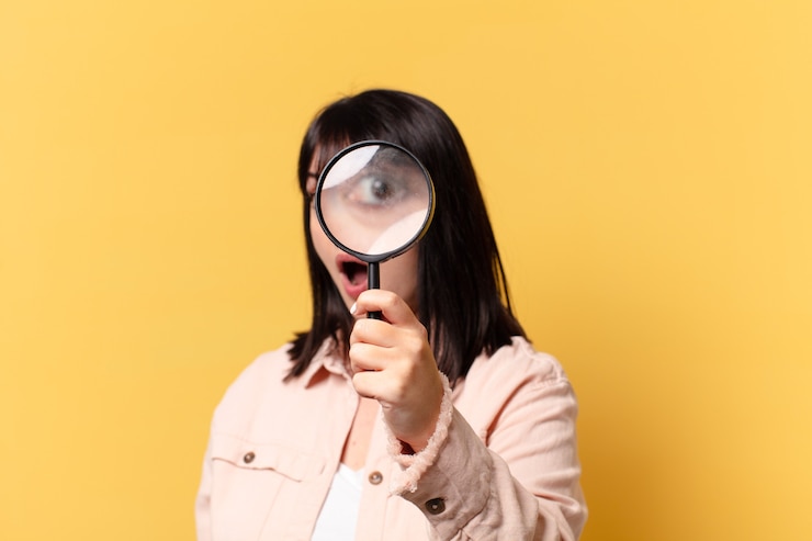 Photo 虫眼鏡で探しているプラスサイズのきれいな女性
