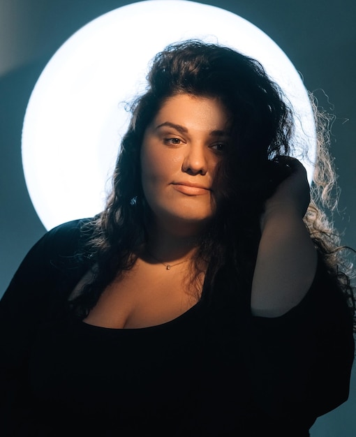 Plus size schoonheid Lichaam positief Overgewicht mode Portret van prachtige vredig lachende zwaarlijvige XXL-model vrouw in helder LED-licht