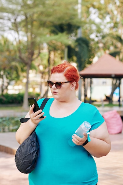 Plus size vrouw buiten wandelen