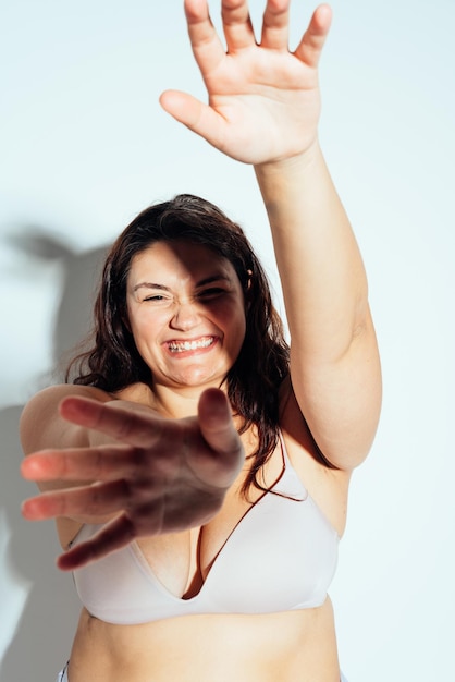 Plus size vrouw poseren in studio in lingerie