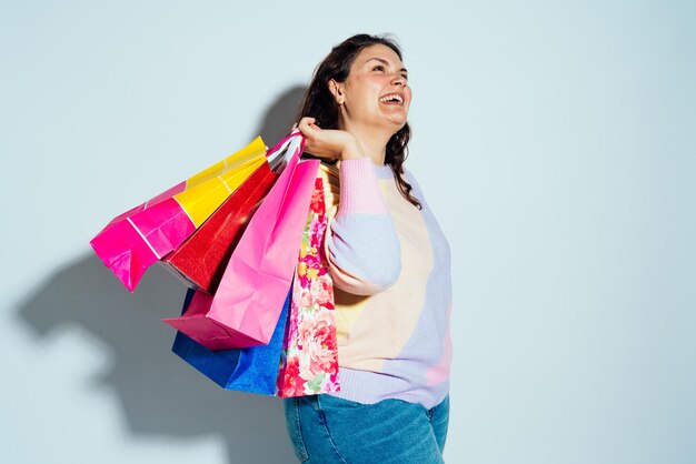 Modello di donna taglie forti che posa in studio e si diverte