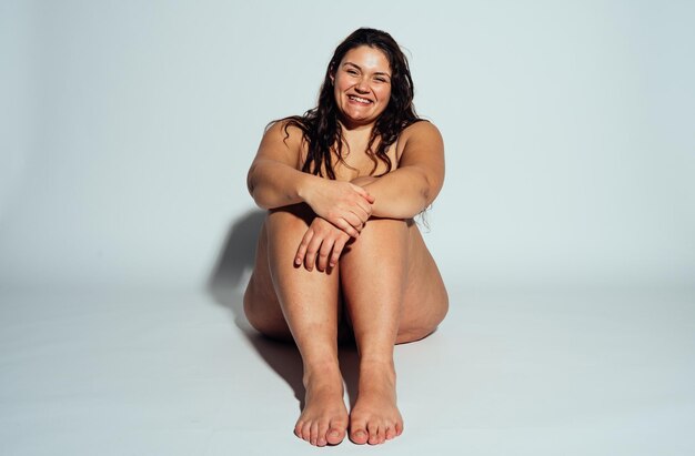 Photo plus size woman posing in studio in lingerie