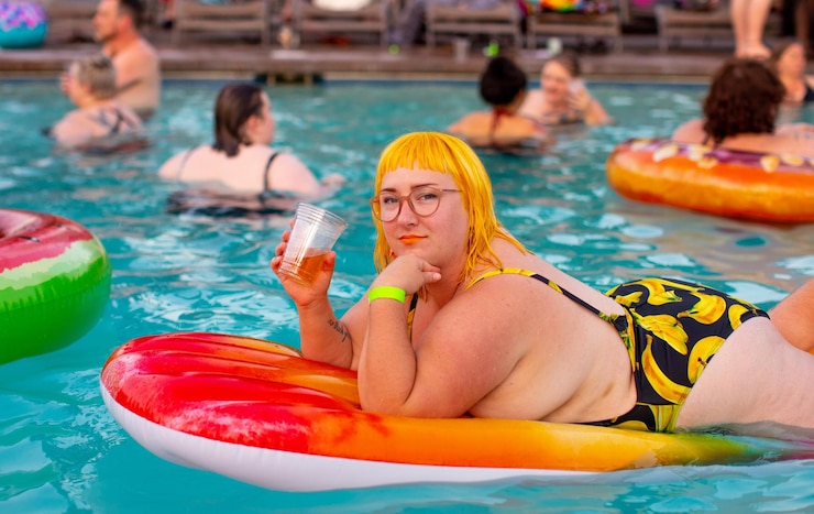 Photo plus size women in water park