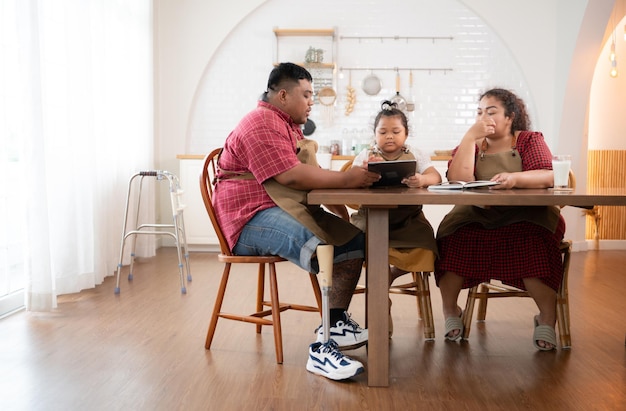 Photo a plussize family with a father wearing a prosthetic leg is happily