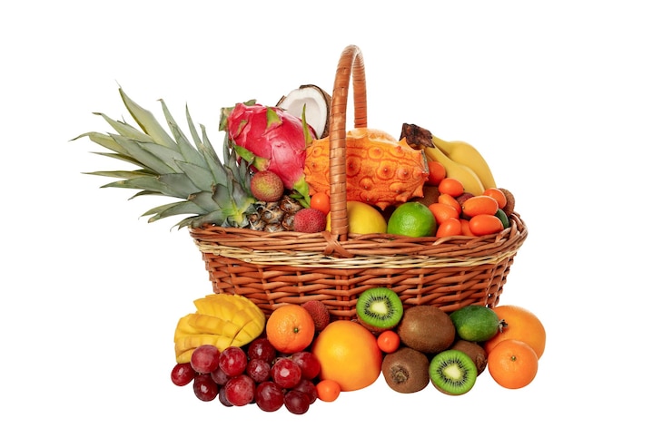 Photo png basket with tropical fruits isolated on white background
