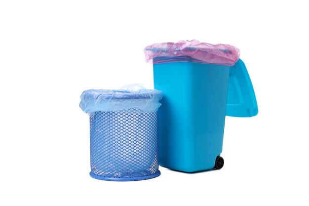 Голубой мусорный контейнер и ведро с мусорным мешком, изолированным на белом фоне