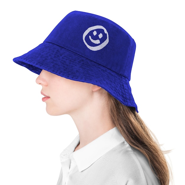 Png meisje mockup in blauwe emmer hoed met glimlachend gezicht print straat mode shoot