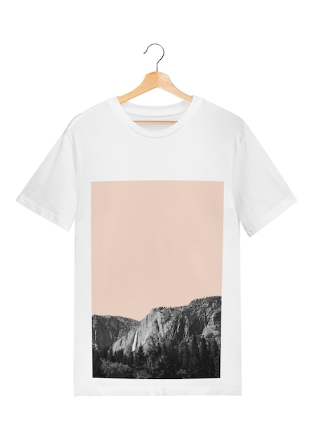 PNG tee mockup van grijsvlakte berg