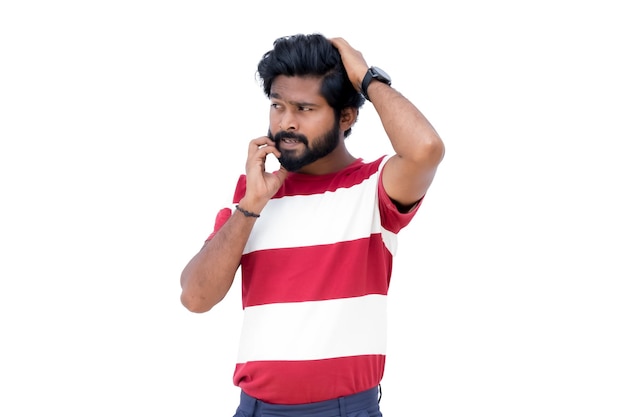 Png van een man met baard die op een mobiele telefoon praat terwijl hij een gestreepte shirt en blauwe broek draagt