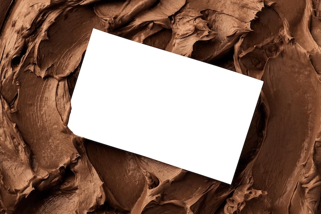 Png visitekaartje mock-up op chocolade glazuur textuur