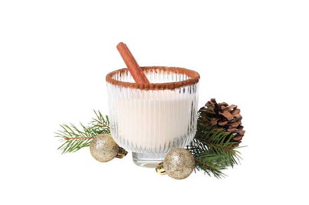 коктейль Eggnog на белом фоне