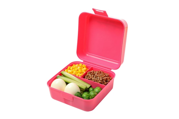 Розовая обеденная коробка с едой, выделенной на белом фоне