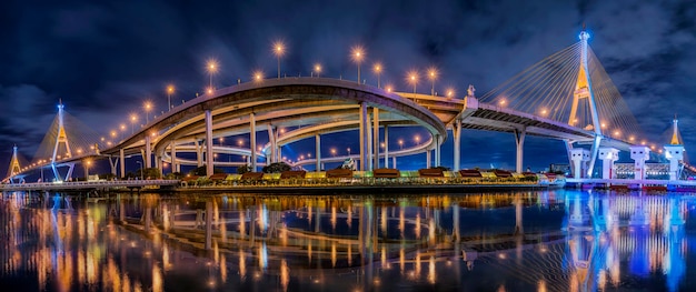 Pnorama Bhumibol-brug Doe 's nachts de lichten in veel kleuren aan Thaise vertaling de naam van de brug over de pilaar Bhumibol-brug 1 en Bhumibol-brug 2