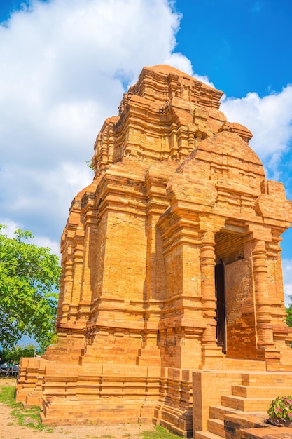 Po Sah Inu is een Champa-tempeltoren in Phan Thiet City, de provincie Binh Thuan, Vietnam Bovenaanzicht van Po Sah Inu-torens, de enige historische archeologische vindplaats