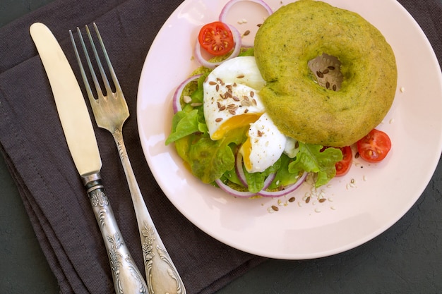 Foto uovo in camicia su pane sano con avocado.