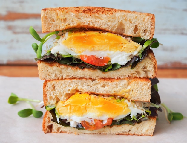 Photo poached eggs sandwich for breakfast