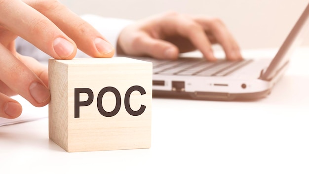 白いテーブルの背景に POC テキスト木製ブロック アイデア戦略広告マーケティング キーワードとコンテンツ コンセプト