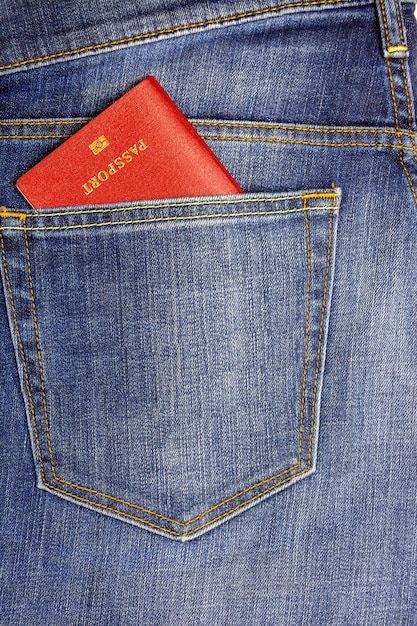 パスポートを入れたポケットにダークブルーのジーンズ