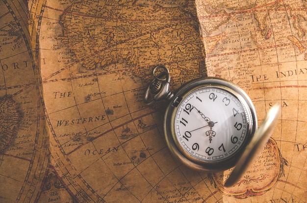 Foto orologio da taschino o pendente sul fondo della mappa vintage