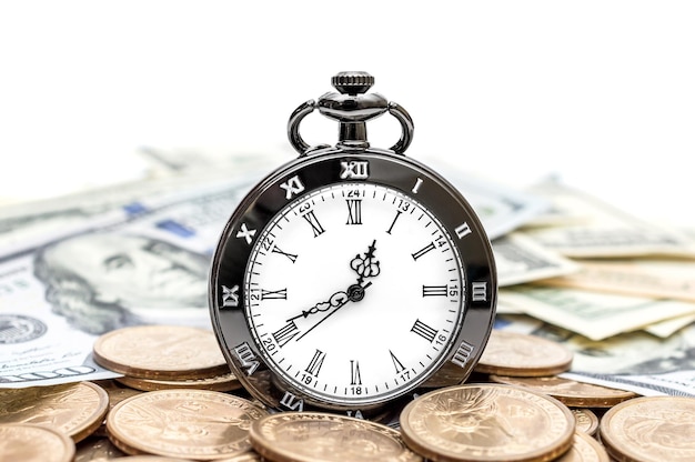 흰색 배경에 동전과 달러 지폐가 있는 회중 시계