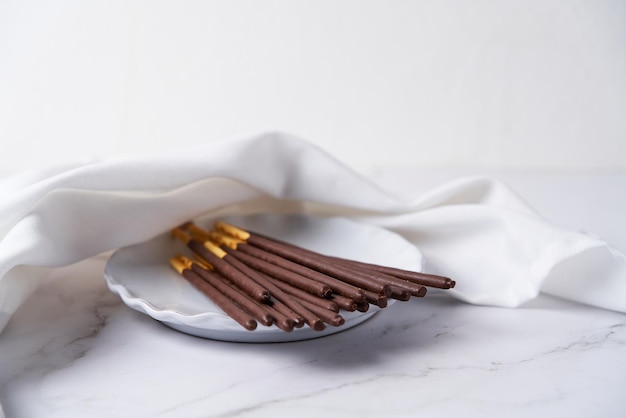 Фото Поки из шоколада на тарелке, популярная сладость японии