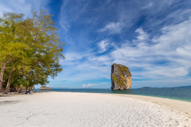 Poda-eiland, mooi wit strand met boom tropische zee voor vakantie en ontspanning