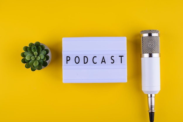 Podcast nieuw afleveringsconcept met microfoon