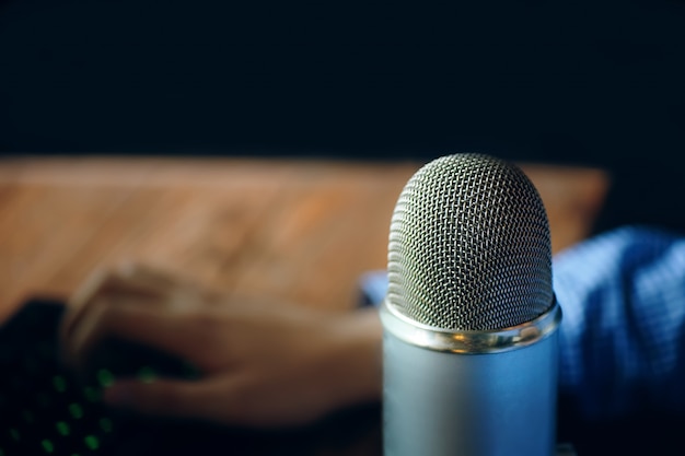 Podcast studio, microphone