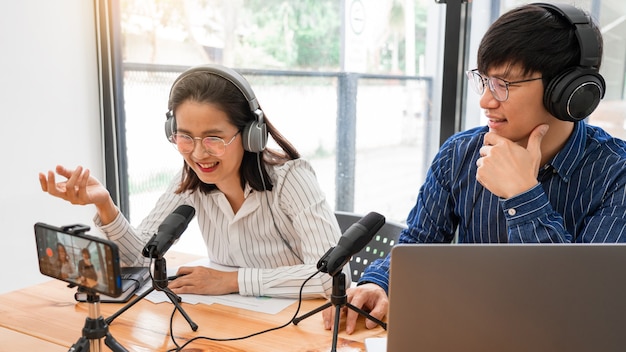 스튜디오에서 콘텐츠를 녹음하는 팟 캐스터