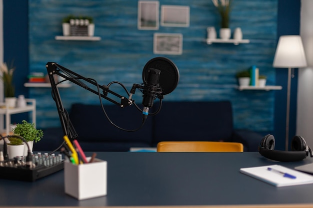 Foto podcasting microfoon op tafel in de studio