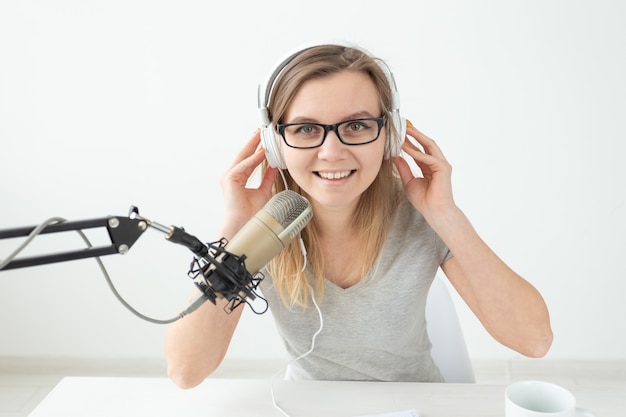 Concetto di podcasting, musica e radio - donna che parla alla radio, lavorando come primo piano del presentatore