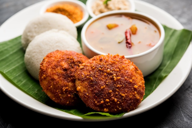 Podi idli is een snelle en gemakkelijke snack gemaakt met restjes werkloos. geserveerd met sambar en kokoschutney. selectieve focus