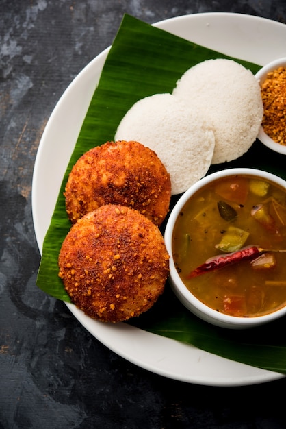 Podi idli is een snelle en gemakkelijke snack gemaakt met restjes werkloos. geserveerd met sambar en kokoschutney. selectieve focus