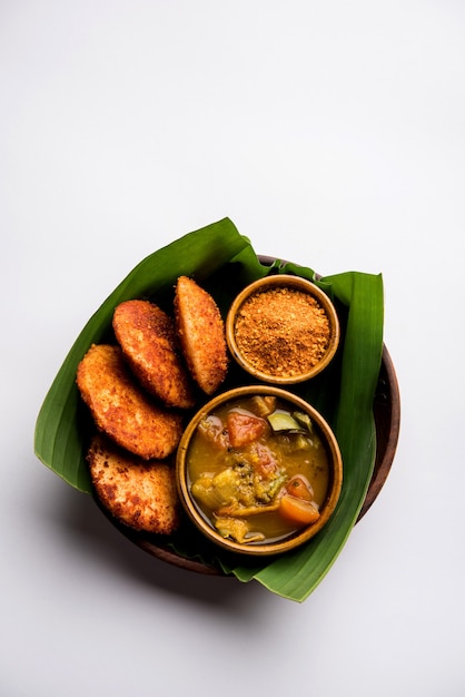 Podi idli is een snelle en gemakkelijke snack gemaakt met restjes werkloos. geserveerd met sambar en kokoschutney. selectieve focus