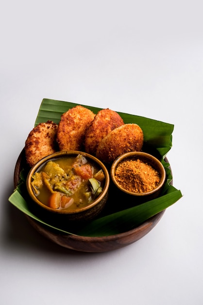 Podi idli is een snelle en gemakkelijke snack gemaakt met restjes werkloos. geserveerd met sambar en kokoschutney. selectieve focus