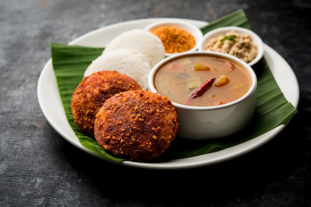 Podi idli - это быстрая и легкая закуска, приготовленная из остатков на холостом ходу. подается с самбаром и кокосовым чатни. выборочный фокус