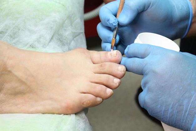 Photo podiatrist who performs foot treatment and therapy