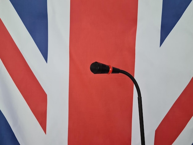 두 개의 마이크와 영국 국기가 있는 연단 강단