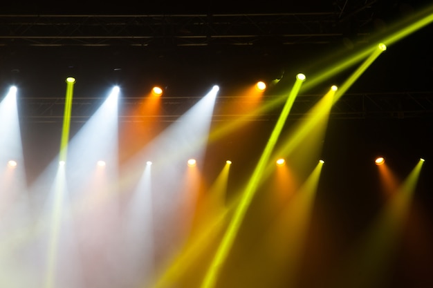 Podiumlichten op concert. Verlichtingsapparatuur met veelkleurige balken.