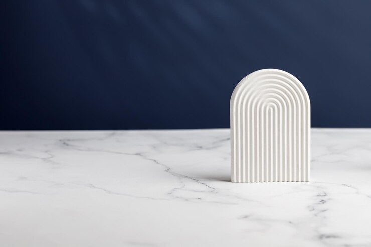 Photo podiums white round podiums for presentation beauty pedestal white marble background blue wall