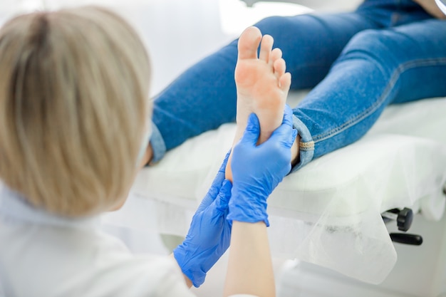 Foto podotherapeut die voeten en nagels behandelt