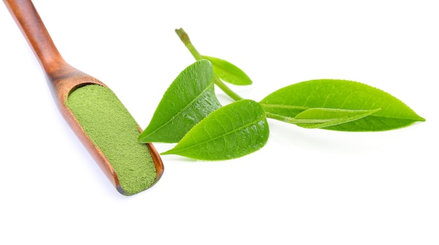 Poeder groene thee met groene thee blad geïsoleerd op wit.