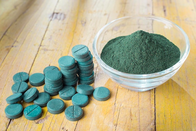 Poedertabletten en infusie van spirulina