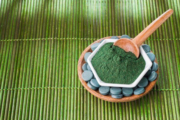 Poedertabletten en infusie van spirulina