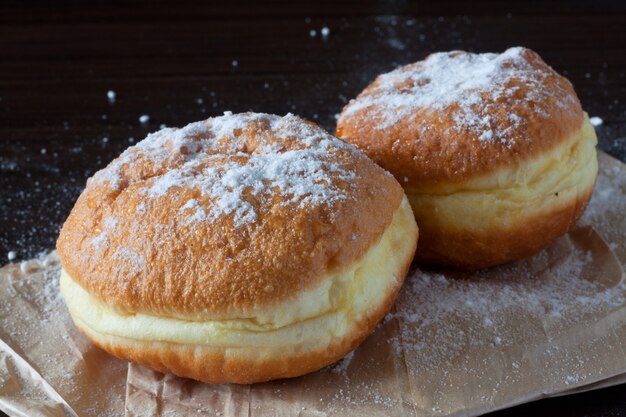 Poedervorm donuts op de donkere achtergrond