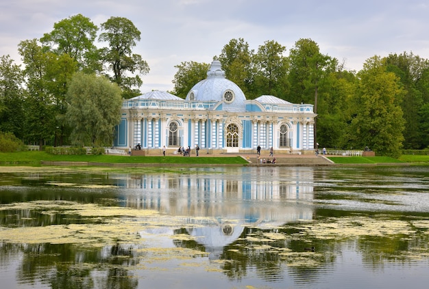 Poesjkin Sint-Petersburg Rusland09032020 Grotto Pavilion Elegant gebouw aan de oever