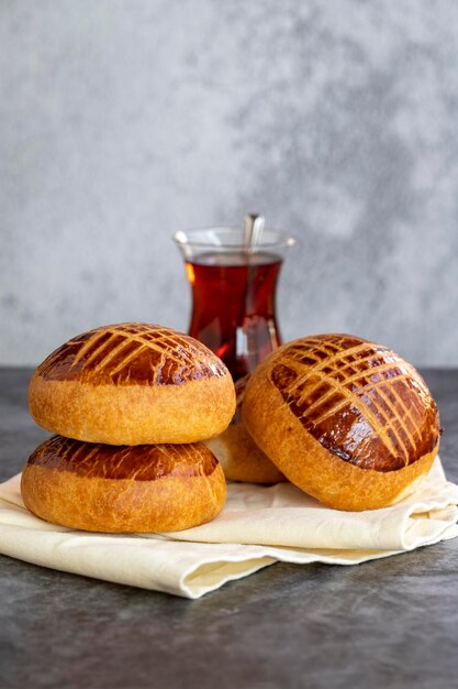 Photo pogaca turkish pastry product pogaca on dark background closeup