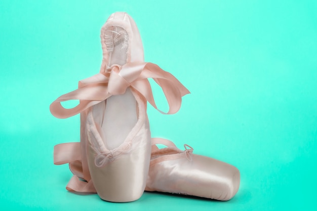 Pointe-schoenen ballet dansschoenen met een strik van linten prachtig gevouwen op een green.